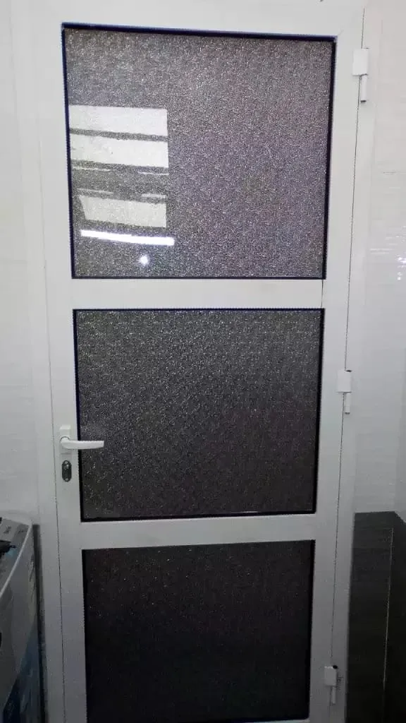 سعر الحداد لتركيب أبواب ألمنيوم خارجية وداخلية بالرياض