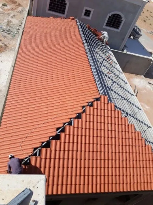 تركيب قرميد فلل واستراحات بالرياض – حماية قوية ومظهر أنيق