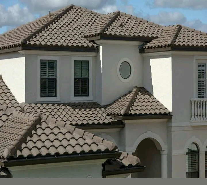 تركيب قرميد فلل واستراحات بالرياض – حماية قوية ومظهر أنيق