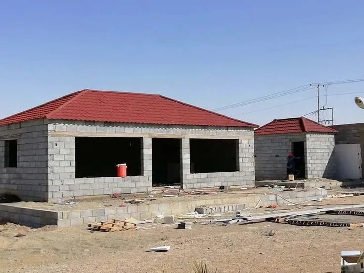 تركيب قرميد فلل واستراحات بالرياض – حماية قوية ومظهر أنيق