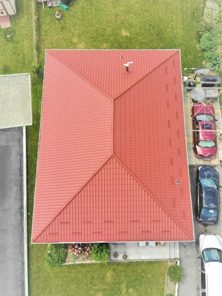 تركيب قرميد فلل واستراحات بالرياض – حماية قوية ومظهر أنيق