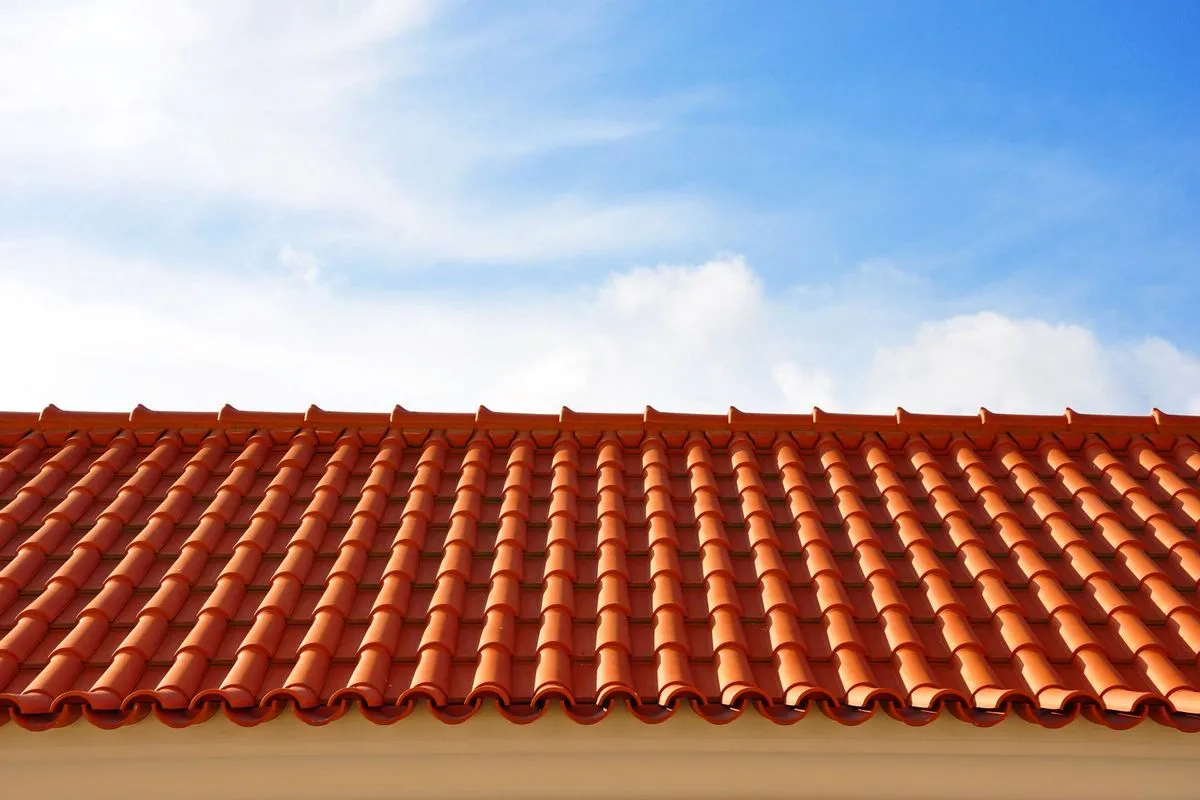 تركيب قرميد فلل واستراحات بالرياض – حماية قوية ومظهر أنيق